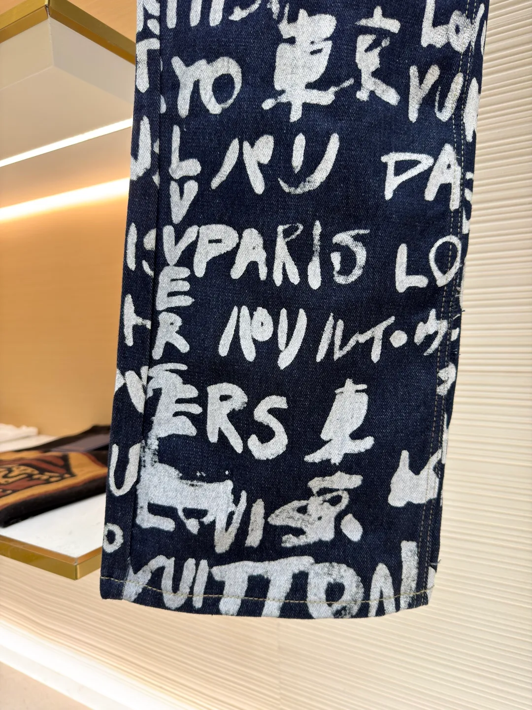 LOUIS VUITTON Tokyo limited graffiti jeans ●Original version: purchased and developed by 16624 ●Item number: 1680938-B50 ●Fabric: denim fabric ●Technology: washed production ●Version: fitted version ●Weight: about 695 grams ●Size: 28-30-32-34-36 ●Description: LV Scribble The print shows the encounter between traditional Japanese calligraphy and Western street art, using a "hand-drawn" style to express the brand logo, Paris and Tokyo. The casual design has an urban feel and can be paired with the matching jacket to complete the show. The overall wiring is straight and delicate, the fabric is comfortable and soft, and the color is consistent without color difference. It can be matched with the same style to create a fashionable look and control various occasions. Customized accessories, complete with three standards, same style for men and women!
